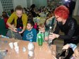 Karmniki dla ptaków powstały dziś w wieluńskiej bibliotece miejskiej